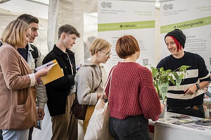 Foto: Sabine Wöller und Studierende am Infostand (Foto: Markus Scholz)